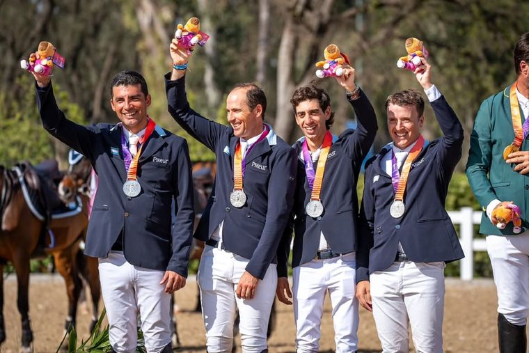 El mendocino Lucas Mesa consiguió la medalla de plata en salto ecuestre por equipos en los Juegos Suramericanos. El mendocino Lucas Mesa consiguió la medalla de plata en salto ecuestre por equipos en los Juegos Suramericanos.