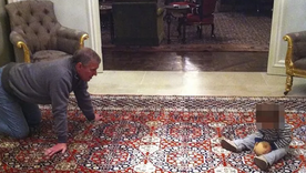 Se filtraron comprometedoras fotos del expríncipe Andrés jugando con un nene