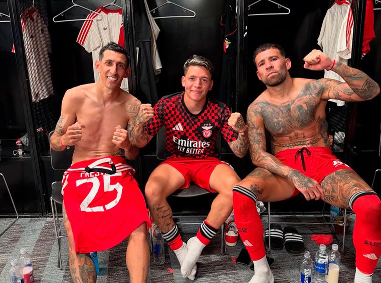 Gianluca Prestianni juanto a Di María y Otamendi en el vestuario de Benfica tras la clasificación.
