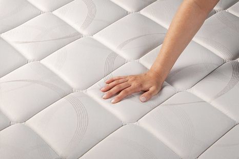 Se quedó dormida y chocó contra una tienda de colchones Se quedó dormida y chocó contra una tienda de colchones