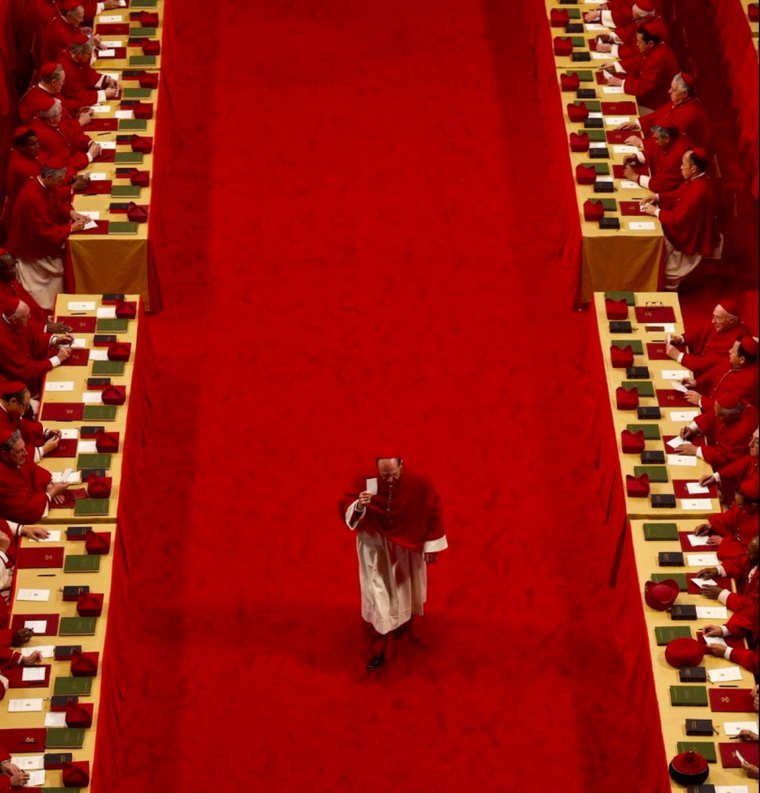 Los cardenales deben llevar el voto doblado y alzado en el aire Foto: Dramatización de la película Cónclave