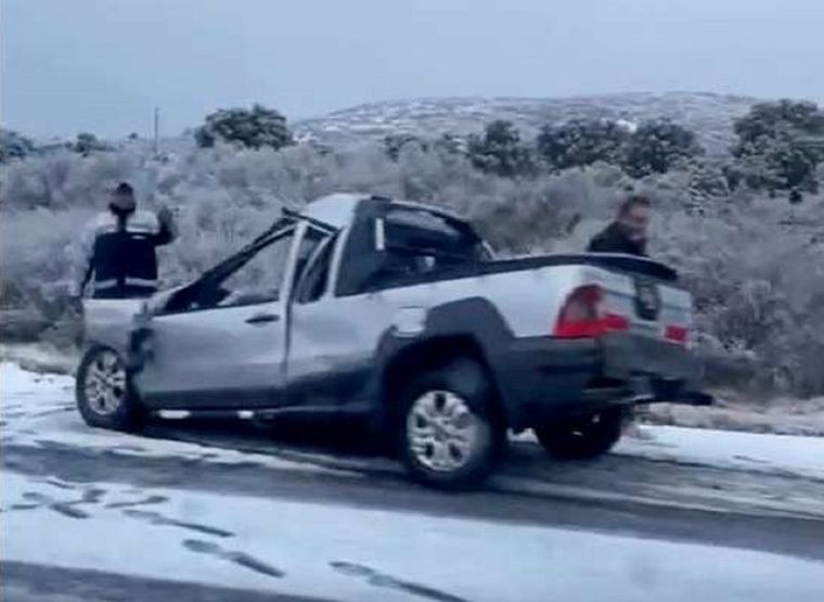 Así quedó la camioneta que fue aplastada por el camión Foto: X @LaAngosturaDigi