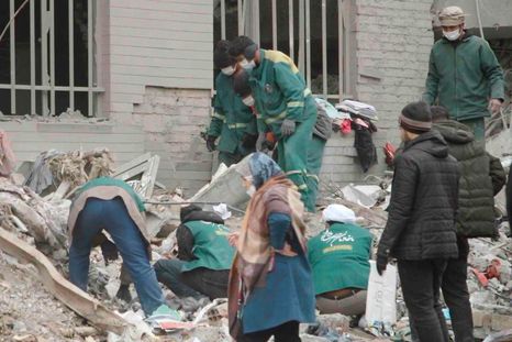 Expertos militares aseguran que la magnitud y la extensión de los daños observados en Resalat son compatibles con uso de una potente bomba denominada Mark 84. Expertos militares aseguran que la magnitud y la extensión de los daños observados en Resalat son compatibles con uso de una potente bomba denominada Mark 84.