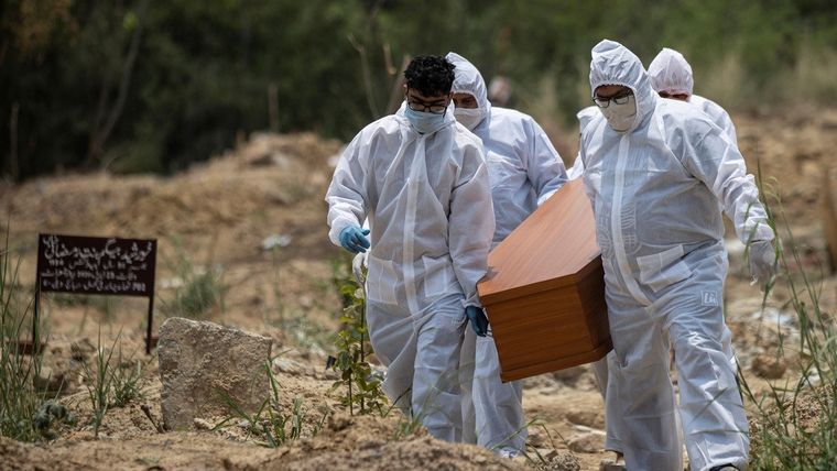 Hombres llevan el ataúd de su familiar que murió por covid-19, en Nueva Delhi, India, el 8 de junio de 2020.
