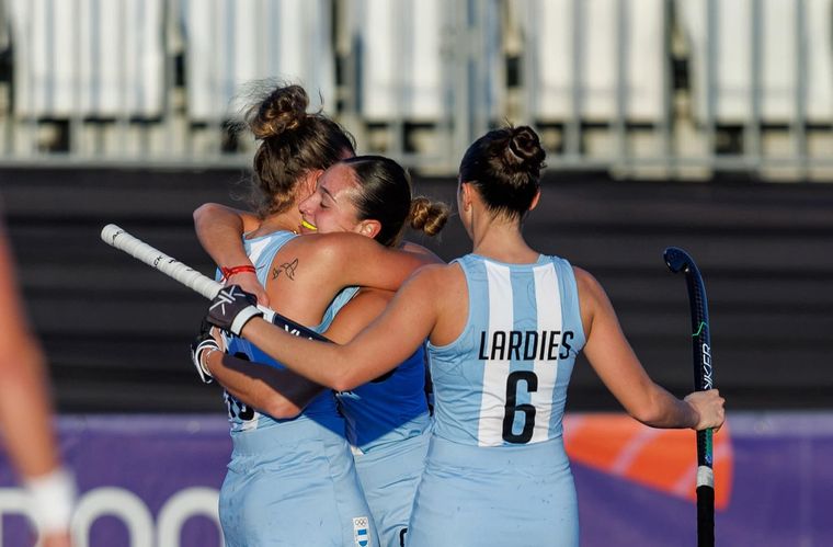 La mendocina Sol Guignet acaba de marcar el segundo tanto de las Leoncitas en el debut ante Uruguay en hockey femenino.
