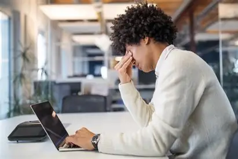 La incomodidad es ese momento en que la vida pierde su evidencia.