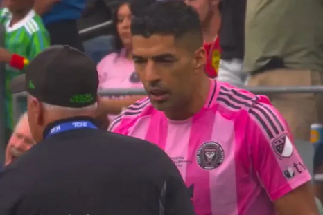 La final terminó en un papelón. Luis Suárez, enojado con un integrante de Seattle Sounders, desató la polémica con una reacción que se viralizó al instante. La final terminó en un papelón. Luis Suárez, enojado con un integrante de Seattle Sounders, desató la polémica con una reacción que se viralizó al instante.