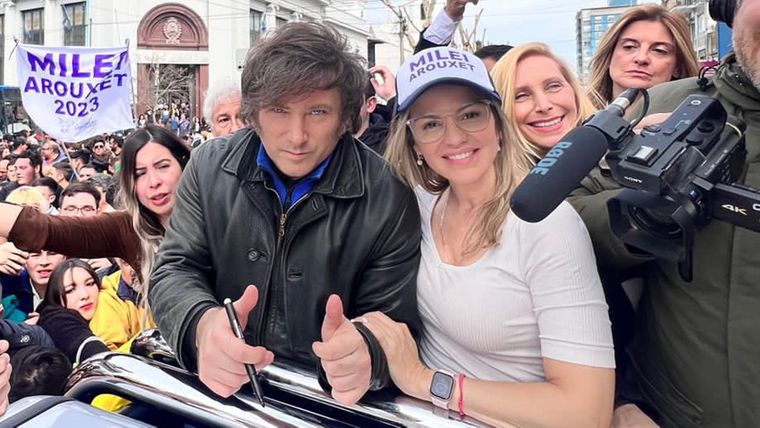 Javier Milei y Carolina Píparo durante la campaña presidencial del 2023.