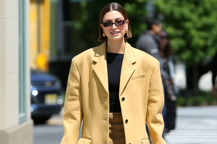 Hailey Bieber comparte sus claves de estilo para llevar looks de oficina con micro minifaldas Foto: People
