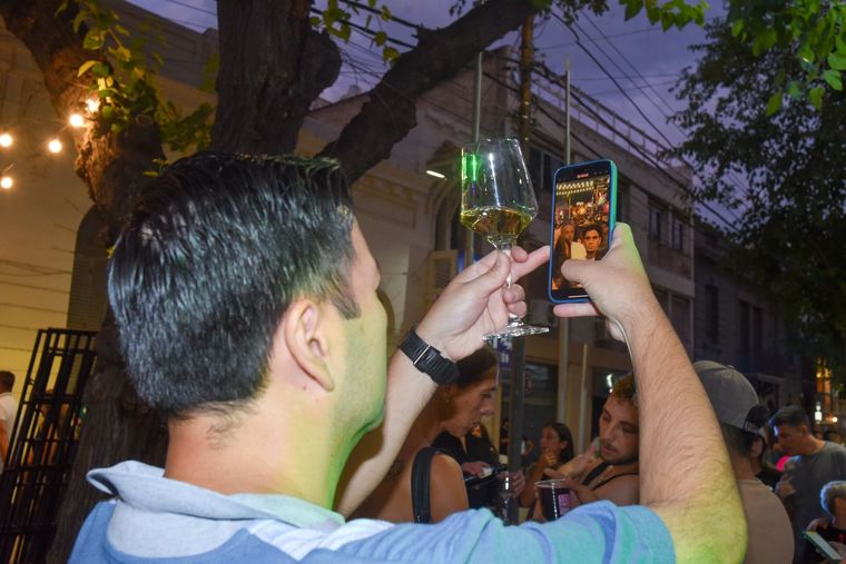 Nada como disfrutar con una copa de vino en la mano. Nada como disfrutar con una copa de vino en la mano.