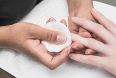 Usa este quitaesmalte casero para devolverle el brillo a tus uñas. Foto: Guapísimas