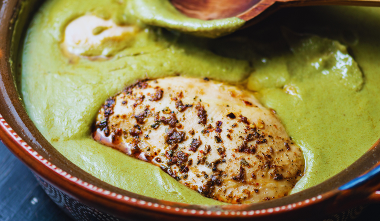 La receta del pipi&aacute;n verde tiene ra&iacute;ces prehisp&aacute;nicas, pues utilizaba semillas y hierbas mucho antes del uso extendido de grasas o l&aacute;cteos.