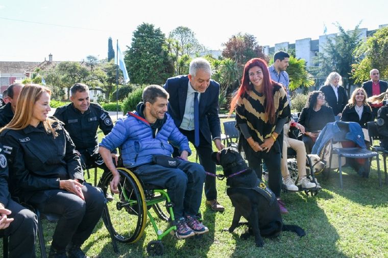Los perros fueron entregados ayer a sus nuevos dueños. Foto: Ministerio de Justicia