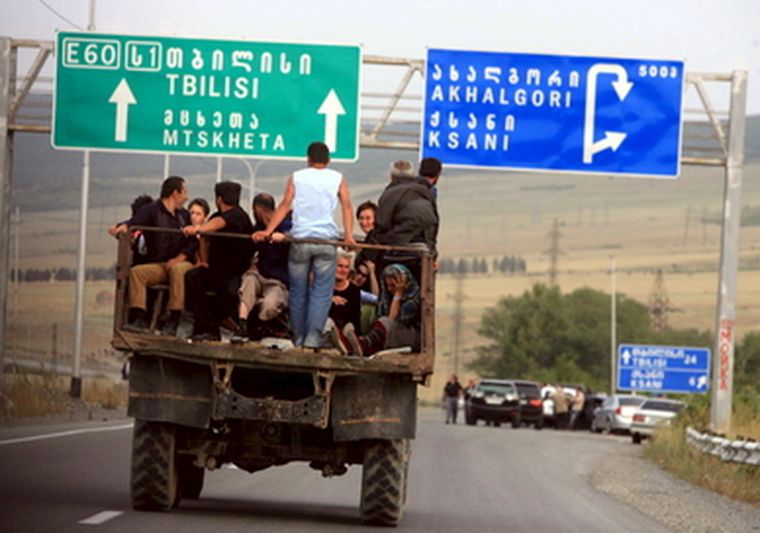 Un camión con georgianos huye de Gori en dirección a Tiflis. Foto: EFE