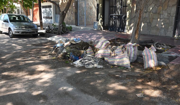 Inseguridad, basura y falta de iluminación se combinan en un barrio de Las Heras donde los vecinos piden acciones concretas. Inseguridad, basura y falta de iluminación se combinan en un barrio de Las Heras donde los vecinos piden acciones concretas.