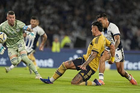 Adam Bareiro ya recibió la habilitación de Miguel Merentiel y define yendo al piso ante la desesperación de Herrera y Catalán. El paraguayo paga la confianza con goles. Adam Bareiro ya recibió la habilitación de Miguel Merentiel y define yendo al piso ante la desesperación de Herrera y Catalán. El paraguayo paga la confianza con goles.