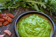 Pesto de rúcula con nueces: receta simple y aromática.