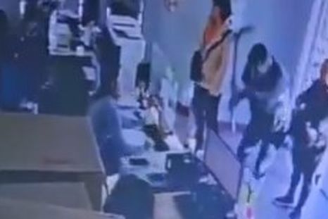 La cámara de seguridad del lugar registró el violento episodio. La cámara de seguridad del lugar registró el violento episodio.