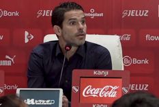 Pintita no dudó y encaró al periodista que lo interrumpió en conferencia de prensa. Pintita no dudó y encaró al periodista que lo interrumpió en conferencia de prensa.