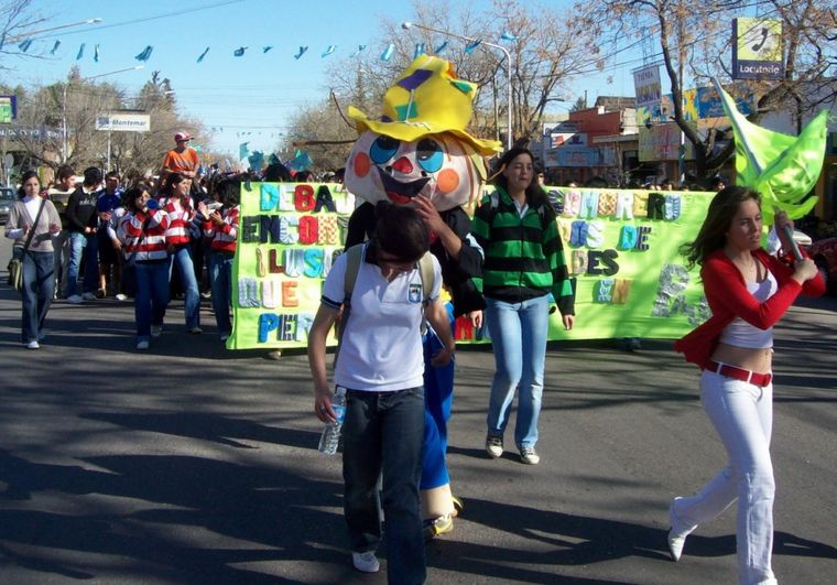 Las escuelas desfilaron con sus banderas.