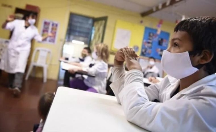 El Ministerio de Salud evalúa la posibilidad de que los chicos de hasta cuarto grado dejen de usar barbijo