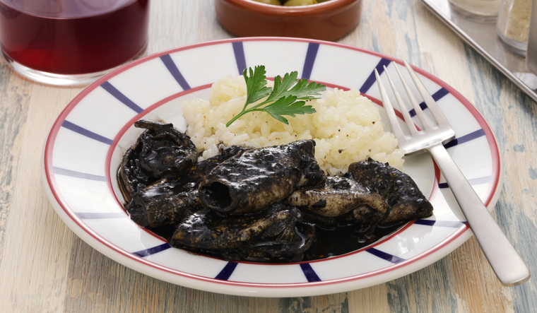 Esta receta debe su característico color negro al uso de la tinta natural del chipirón, un ingrediente que convierte la receta en una de las más impactantes de la cocina española.