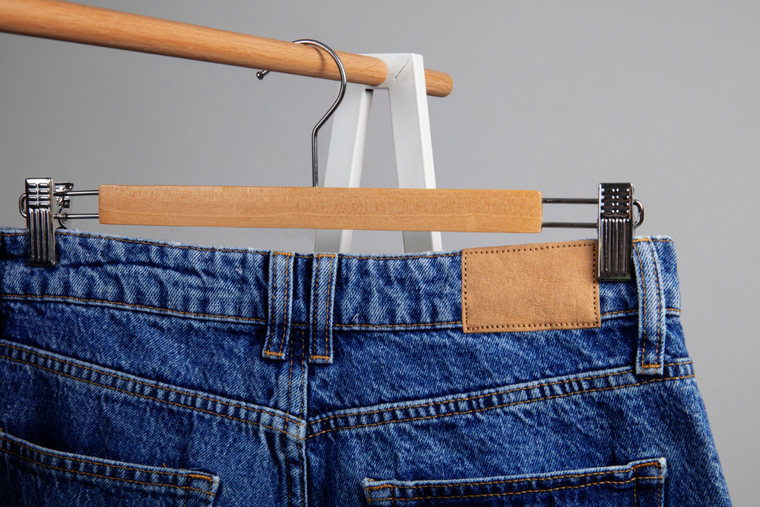 Los jeans son una de las prendas más famosas para usar en cualquier momento del año, tanto en invierno como en verano, Foto: Freepick