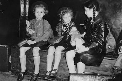 MDZol | Durante mucho tiempo fueron conocidas solo como tres niñas pequeñas, pero ahora sabemos que son Ruth (izquierda) e Inge Adamecz y Hanna Cohn. Foto: GETTY IMAGES