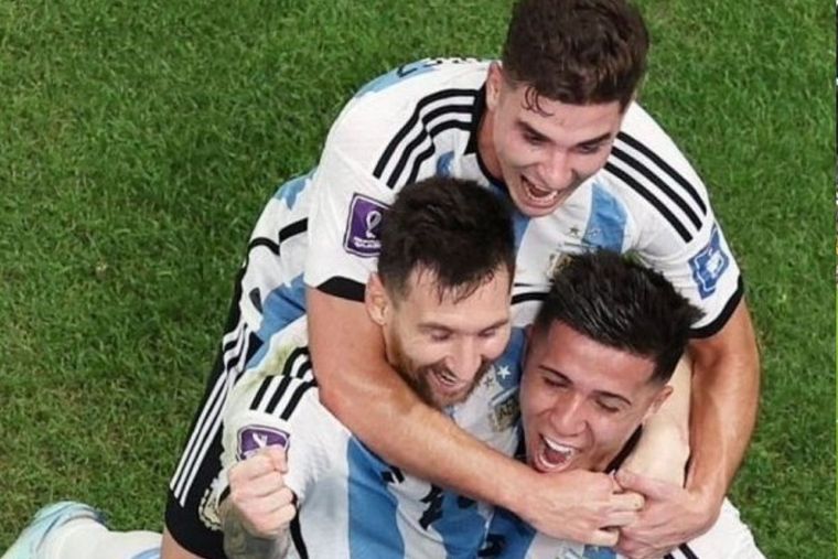 Julián y Enzo, los pibes de River, junto a Messi en el triunfazo de la Selección argentina ante México. Foto: River Plate