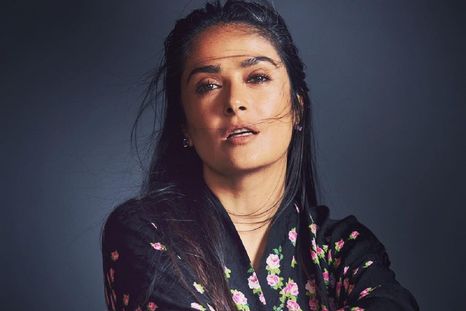 Salma Hayek brilla tanto con vestidos de fiesta como con looks más relajados. Foto: Instagram
