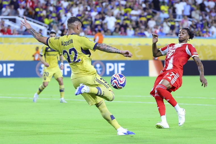 Ayrton Costa jugó desgarrado una parte del partido ante Bayern Múnich. Foto: EFE Ayrton Costa jugó desgarrado una parte del partido ante Bayern Múnich. Foto: EFE