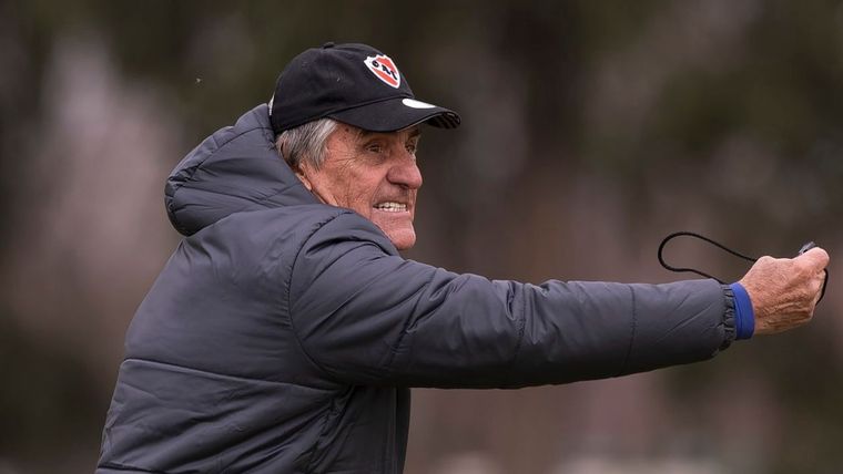 Hugo Tocalli habló de la salida de Carlos Tevez. Foto: @independiente