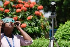 Las gafas para observar el eclipse deben tener suficiente protección para evitar una lesión ocular. Foto: GETTY IMAGES