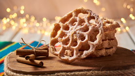 La receta de buñuelos mexicanos tiene raíces españolas, pero en México se adaptó con sabores locales como el piloncillo y la canela, convirtiéndose en un símbolo de las celebraciones navideñas.