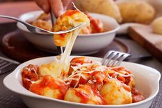 Admira estos ñoquis rellenos de mozzarella, con salsa casera. Los harás en pocos pasos y disfrutarás un platillo único.