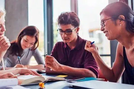 En un contexto de mayor estabilidad macroeconómica las empresas empiezan a pensar en contrataciones de personal capacitados para el mediano plazo y la reforma laboral abre perspectivas distintas para atraer talentos. En un contexto de mayor estabilidad macroeconómica las empresas empiezan a pensar en contrataciones de personal capacitados para el mediano plazo y la reforma laboral abre perspectivas distintas para atraer talentos.