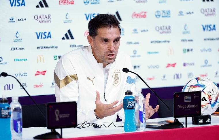 Diego Alonso El técnico de Uruguay respondió sobre la polémica con Cavani. Foto: EFE