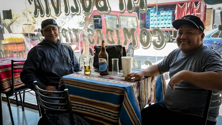 Carlos compadreando en la calma que antecede un despacho típico de mediodía. Carlos compadreando en la calma que antecede un despacho típico de mediodía.