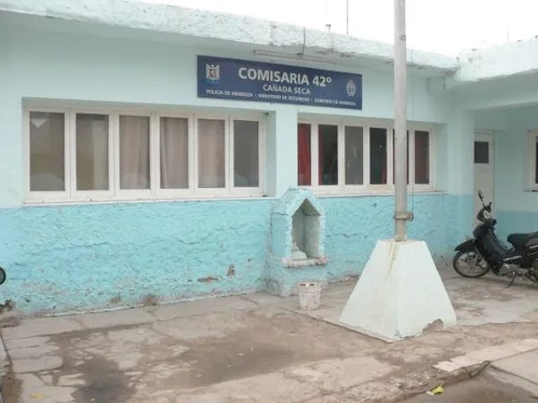 La mujer fue detenida mientras se averiguan los hechos