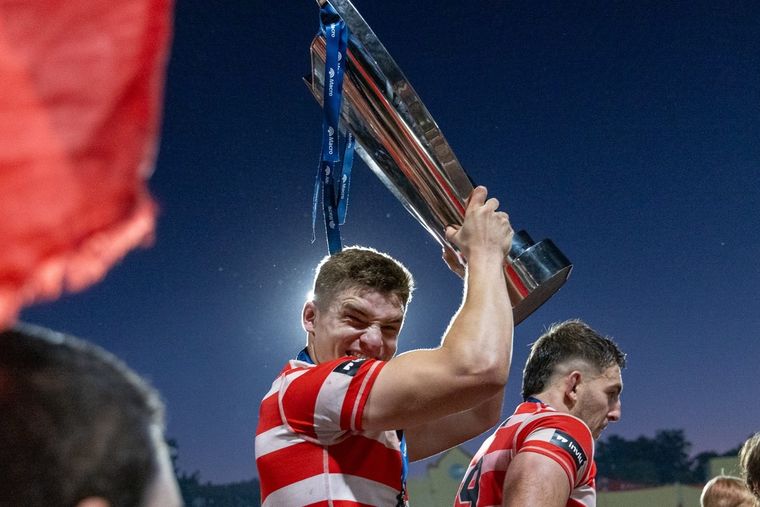 Santiago Pernas fue campeón con Alumni y viajó a París al día siguiente. Foto: @aplenorugby