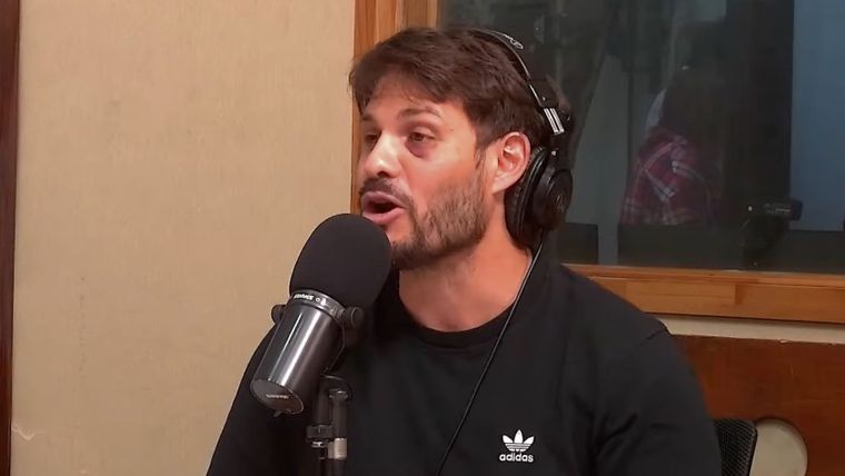 Lucas Román y un claro moretón en su rostro.