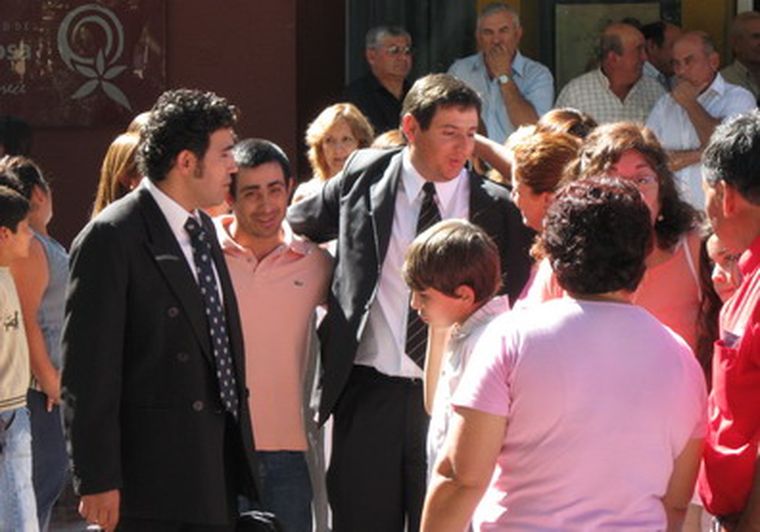 Salgado a las 10.30 de hoy jueves salió a la calle a festejar, en paz, con los vecinos.