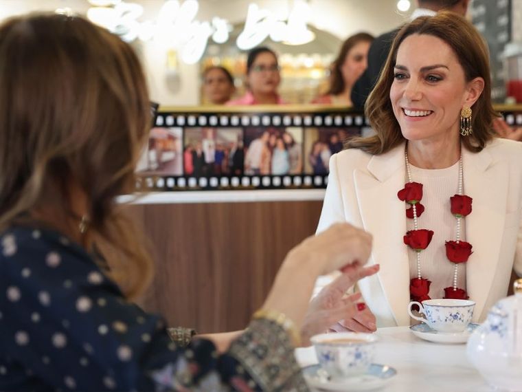 El accesorio floral fusionó tradición británica y cultura india. El accesorio floral fusionó tradición británica y cultura india.