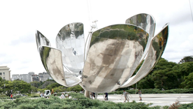 La Floralis Genérica volvió a brillar. La Floralis Genérica volvió a brillar.