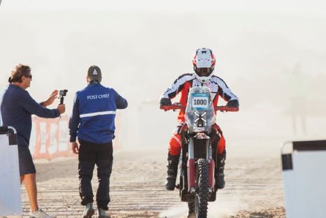 Benjamín Pascual volvió a festejar en el Dakar 2026 y estiró su ventaja en la clasificación del Mission 1000. Benjamín Pascual volvió a festejar en el Dakar 2026 y estiró su ventaja en la clasificación del Mission 1000.