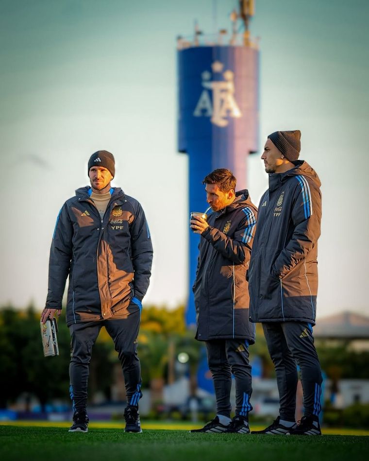 Leandro Paredes junto a Leo Messi y Rodrigo de Paul en la previa de la doble fecha de Eliminatorias. Leandro Paredes junto a Leo Messi y Rodrigo de Paul en la previa de la doble fecha de Eliminatorias.