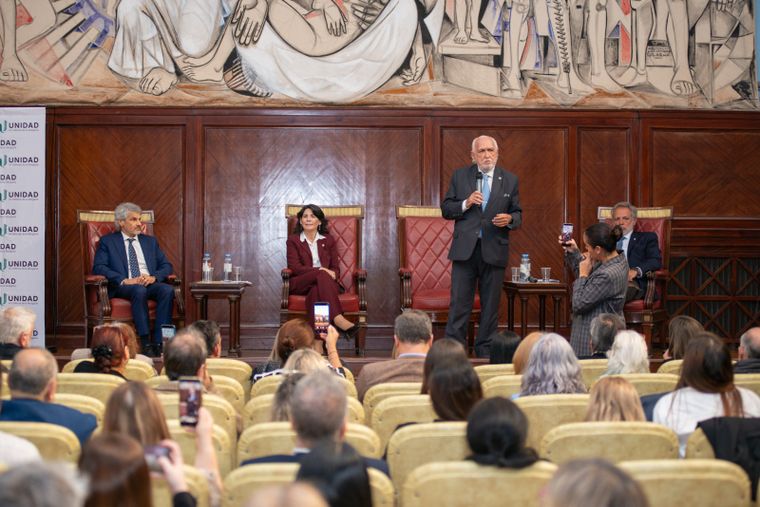 Ricardo Gil Lavedra y Alejandra García