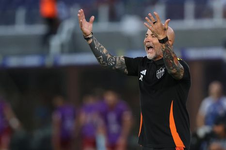 Sampaoli y una repentina reacción durante la entrega de medallas de la Sudamericana, tras la derrota de Mineiro ante Lanús en la final. Sampaoli y una repentina reacción durante la entrega de medallas de la Sudamericana, tras la derrota de Mineiro ante Lanús en la final.