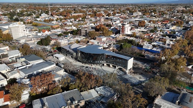El edificio gigante de San Rafael está en el medio de la ciudad. El edificio gigante de San Rafael está en el medio de la ciudad.