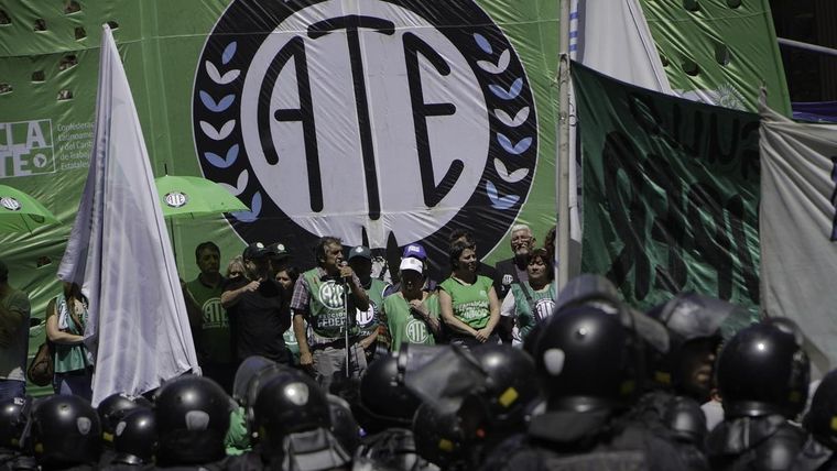 Estatales volverán a las calles por miles de despidos en el Estado Foto: NA